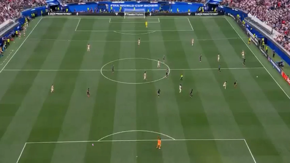 United States vs Paraguay at FIFA World Cup 2026 in Los Angeles — packed stadium with fans, banners, and scoreboard as the US national soccer team defeats Paraguay 4‑1. Players in dark blue (USA) and light uniforms with red accents (Paraguay) compete on the green field under the referee’s watch.